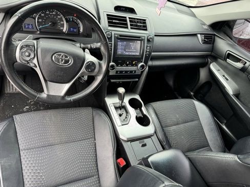 Used 2014 Toyota Camry SE image 2
