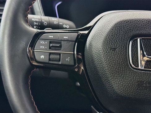 Used 2025 Honda Pilot TrailSport image 17