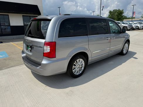Used 2013 Chrysler Town & Country Limited w/ Luxury Group FWD image 17