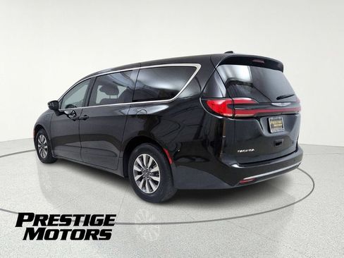 Used 2023 Chrysler Pacifica Touring-L FWD image 6