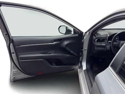 Used 2022 Toyota Camry SE image 10