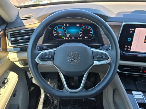 Used 2024 Volkswagen Atlas SE AWD/4WD image 12
