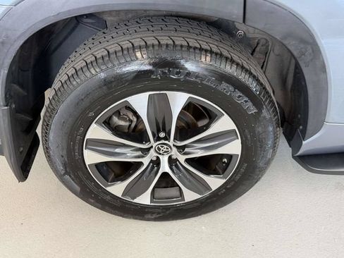 Used 2022 Toyota Highlander XLE AWD/4WD image 7