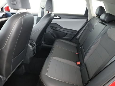 Used 2022 Volkswagen Taos SE w/ Panoramic Sunroof Package image 19