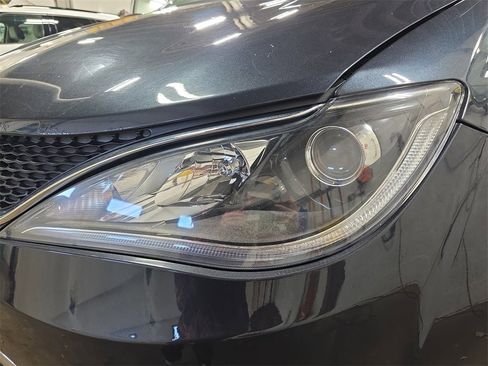 Used 2020 Chrysler Pacifica Limited image 31