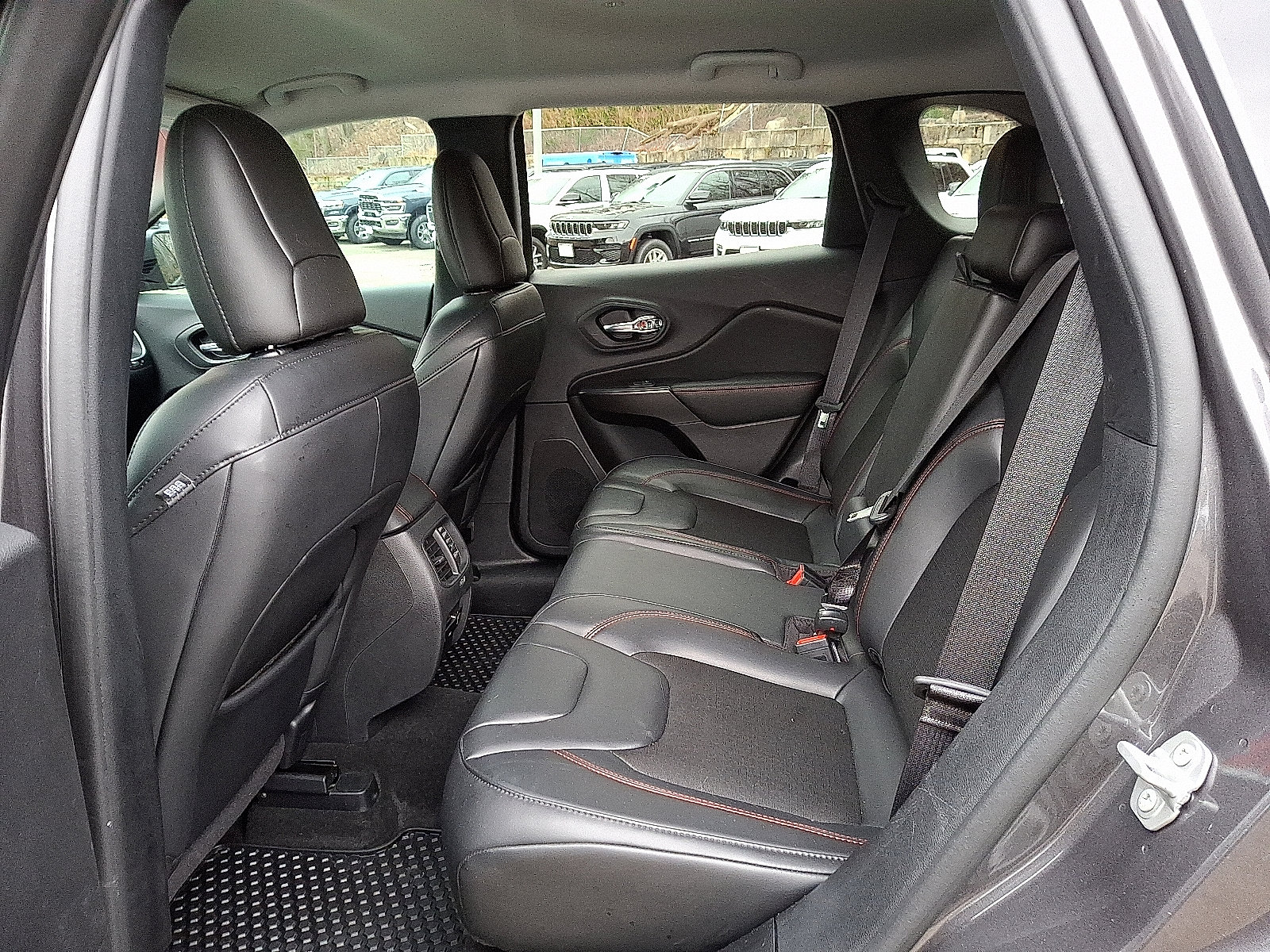 Used 2020 Jeep Cherokee Trailhawk w/ Cold Weather Group AWD/4WD image 11