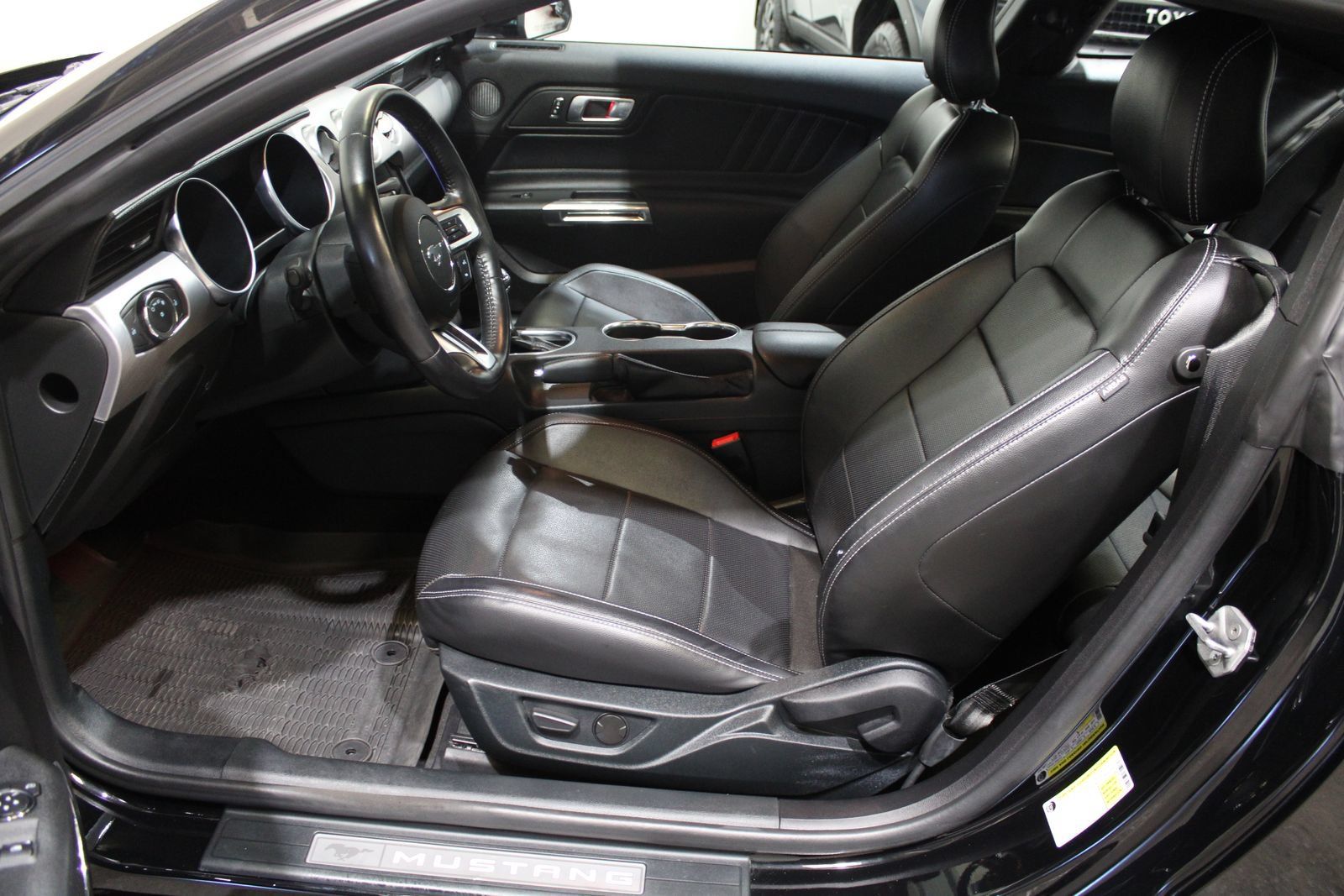 Used 2022 Ford Mustang Premium RWD image 15