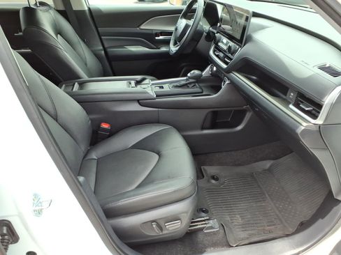 Used 2024 Toyota Grand Highlander XLE FWD image 11