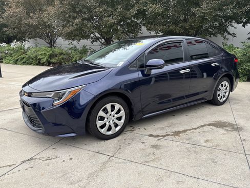 Used 2025 Toyota Corolla LE FWD image 3