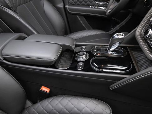 Used 2017 Bentley Bentayga AWD/4WD image 18