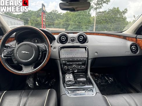 Used 2019 Jaguar XJ R-Sport AWD/4WD image 12