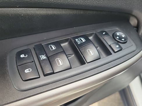 Used 2019 Jeep Cherokee Latitude w/ Popular Appearance Group FWD image 19