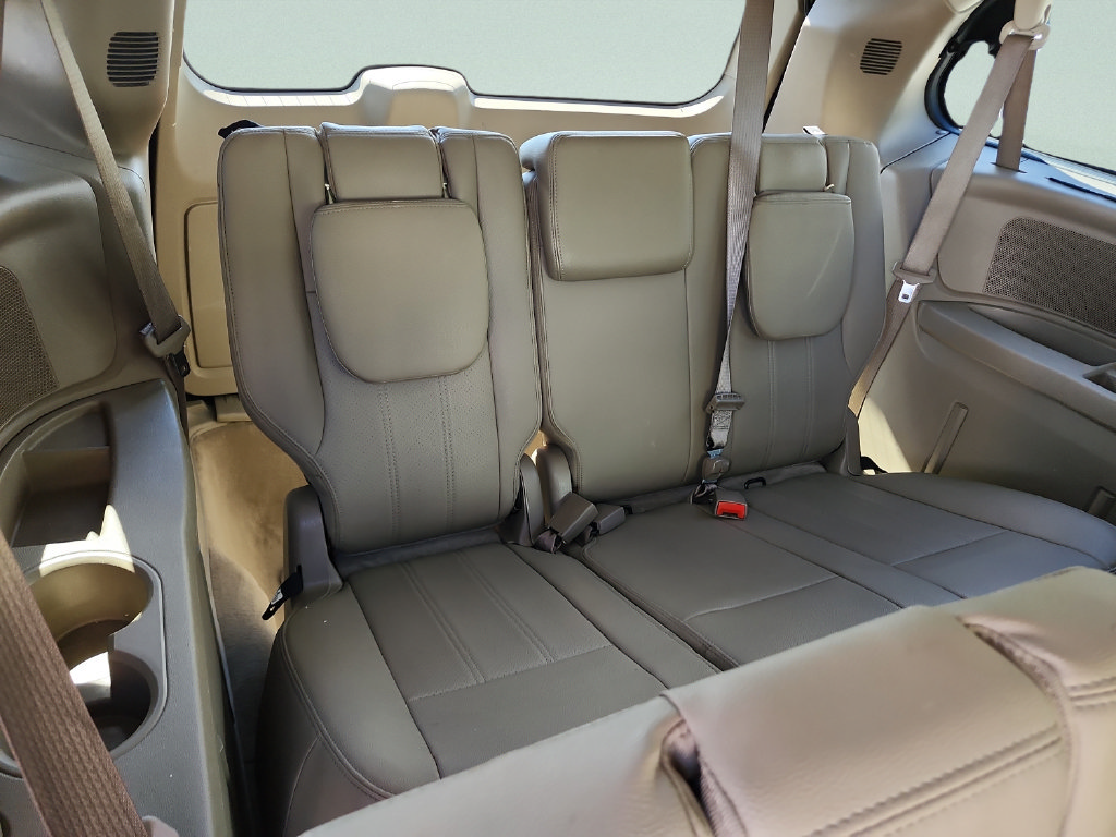 Used 2015 Chrysler Town & Country Touring-L w/ Driver Convenience Group FWD image 36