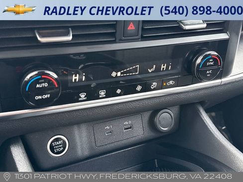 Used 2023 Nissan Rogue SV image 10