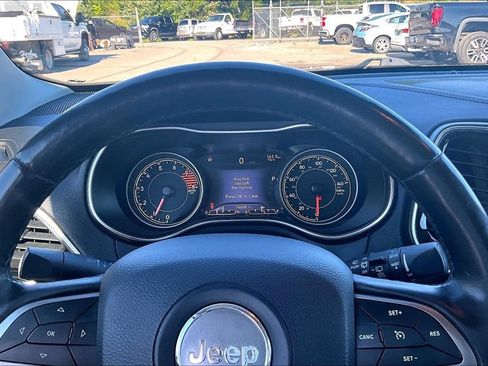 Used 2019 Jeep Cherokee Limited w/ Technology Group FWD image 17