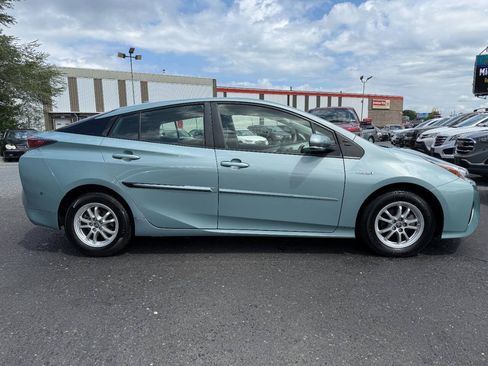 Used 2017 Toyota Prius One FWD image 4