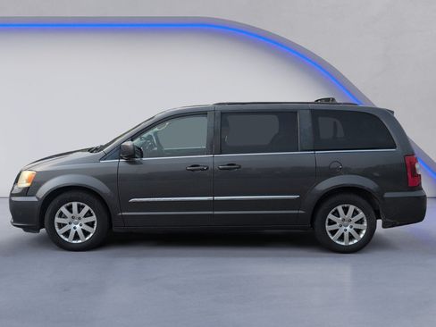 Used 2016 Chrysler Town & Country Touring FWD image 3