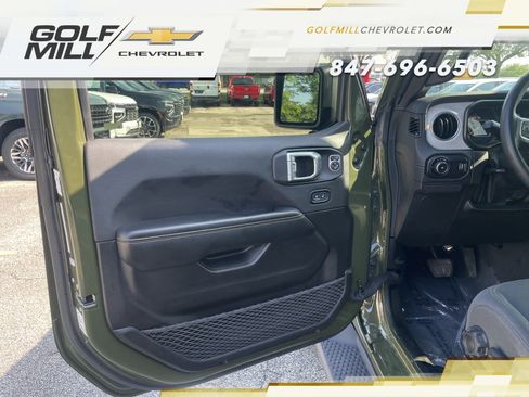 Used 2024 Jeep Wrangler Unlimited Sahara AWD/4WD image 12