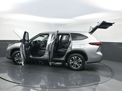 Used 2023 Toyota Highlander XLE image 37