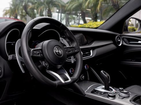 Used 2024 Alfa Romeo Stelvio Veloce image 23