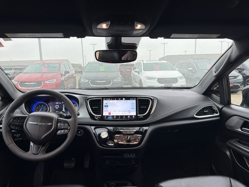 Used 2024 Chrysler Pacifica Touring-L w/ Uconnect Theater Family Group image 28