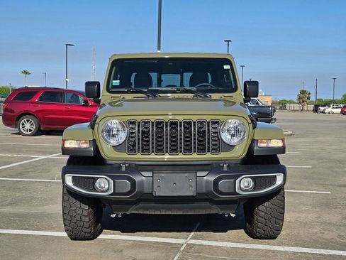 Used 2025 Jeep Gladiator Sport image 2