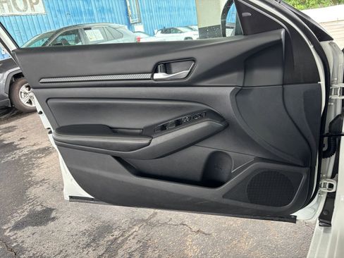 Used 2025 Nissan Altima 2.5 SV FWD image 18