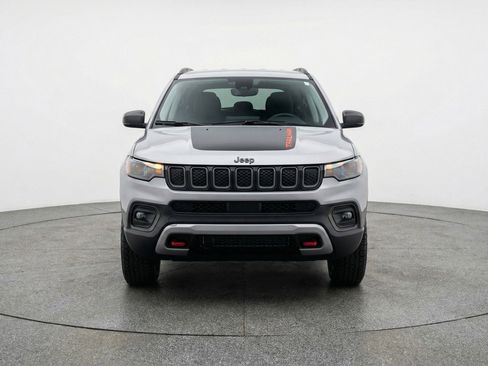 Used 2025 Jeep Compass Trailhawk AWD/4WD image 2