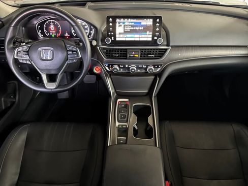 Used 2018 Honda Accord Touring image 3
