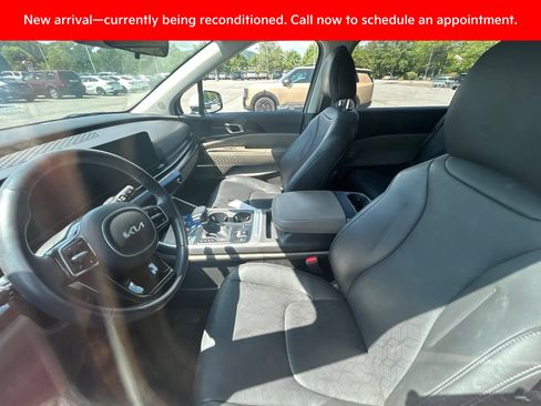 Certified 2025 Kia Carnival FWD image 6