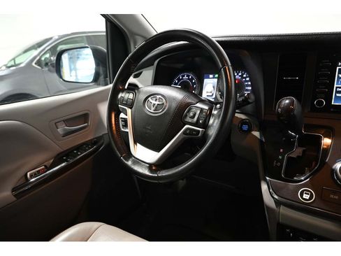 Used 2018 Toyota Sienna XLE Premium FWD image 26