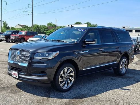 Used 2023 Lincoln Navigator L Reserve AWD/4WD image 3
