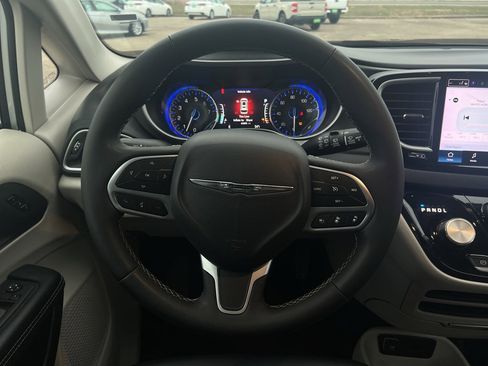 Used 2024 Chrysler Pacifica Touring-L image 18