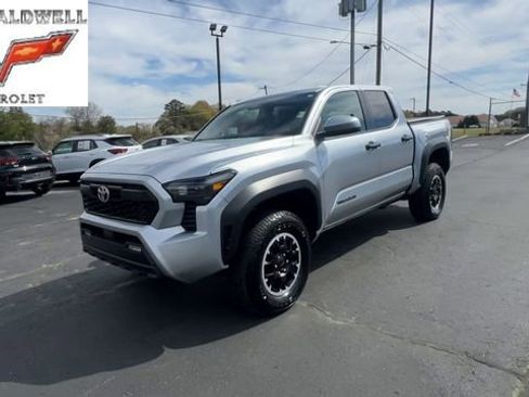 Used 2025 Toyota Tacoma TRD Off-Road image 4