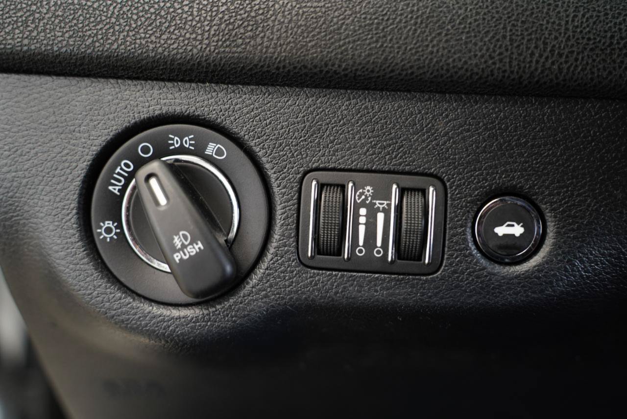 Used 2018 Chrysler 300 Touring L RWD image 23
