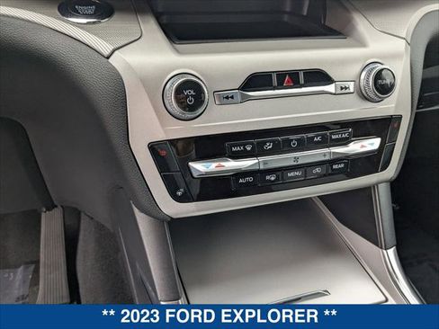 Used 2023 Ford Explorer XLT w/ Equipment Group 202A RWD image 17