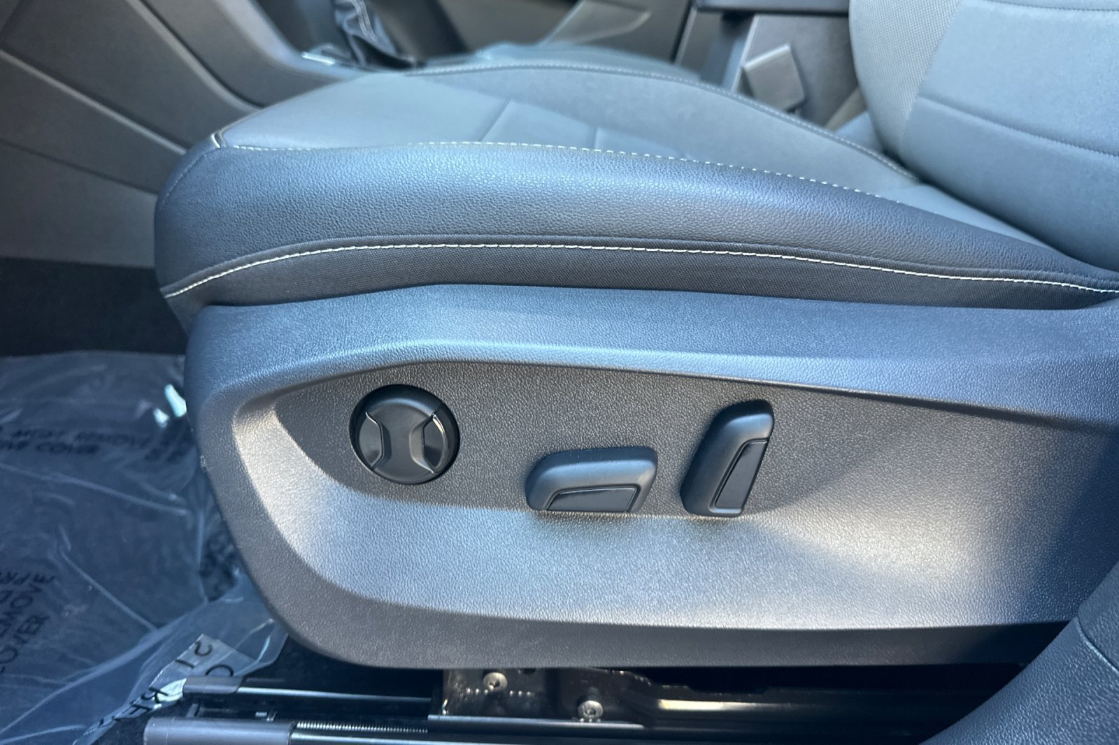 Used 2023 Volkswagen Taos SE w/ Panoramic Sunroof Package FWD image 14