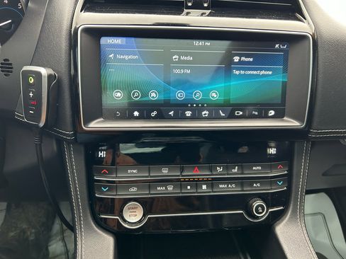 Used 2019 Jaguar F-PACE S image 23