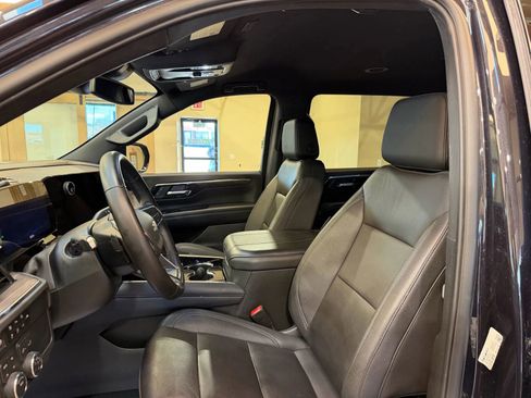 Used 2025 Chevrolet Suburban Z71 image 12