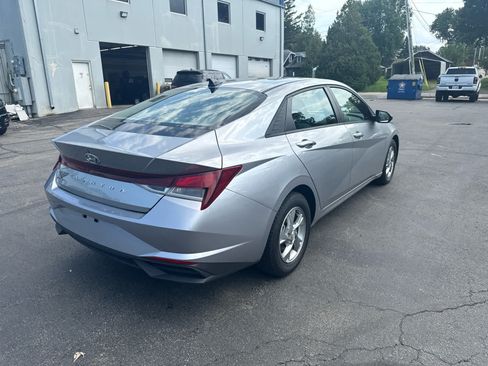 Used 2021 Hyundai Elantra SE FWD image 3