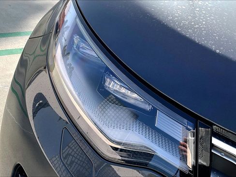 Used 2024 Land Rover Discovery Metropolitan Edition image 30