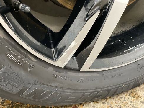 Used 2024 Volvo XC40 B5 Core image 32