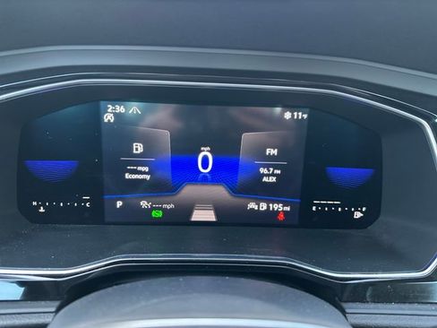 Used 2023 Volkswagen Jetta SE w/ Panoramic Sunroof Package image 15