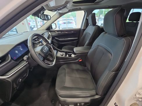 Used 2023 Jeep Grand Cherokee Laredo w/ Luxury Tech Group I AWD/4WD image 20