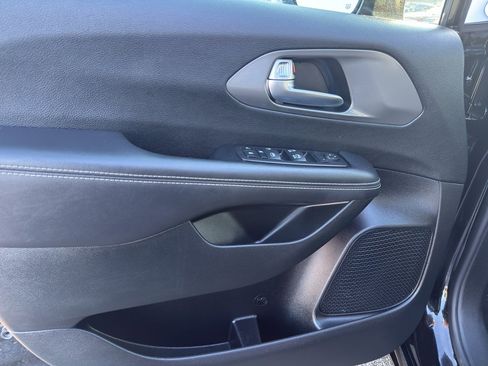 Used 2025 Chrysler Voyager LX image 12