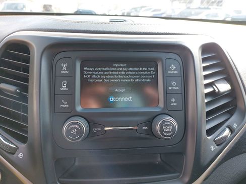 Used 2016 Jeep Cherokee Sport image 22