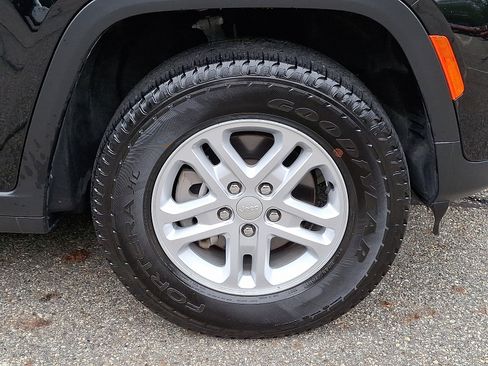 Certified 2023 Jeep Grand Cherokee Laredo w/ Luxury Tech Group I image 9