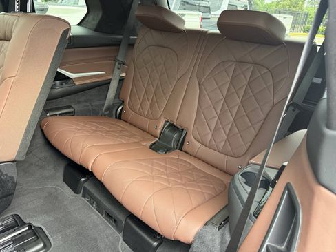Used 2024 BMW X7 xDrive40i w/ M Sport Package AWD/4WD image 15