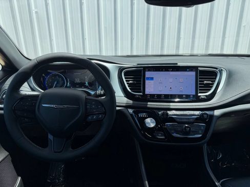 Used 2025 Chrysler Pacifica Limited FWD image 12
