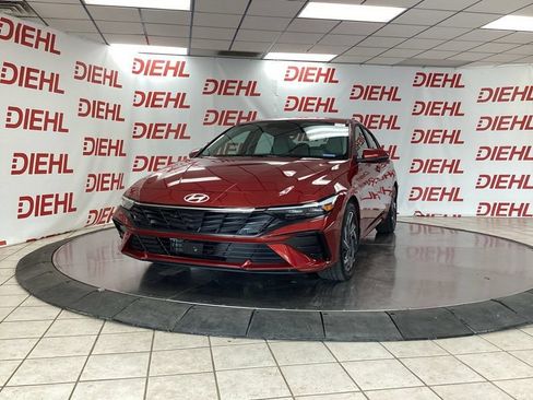 Used 2025 Hyundai Elantra Limited FWD image 3